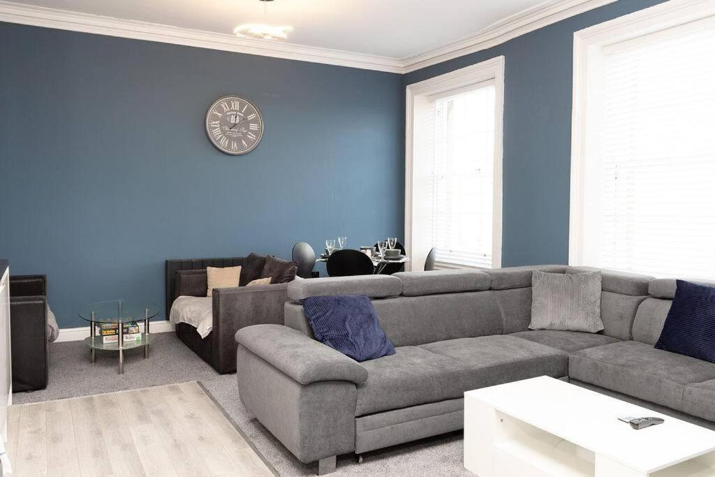Lavish 2Bed Apartment In The Heart Of 伯肯黑德 外观 照片