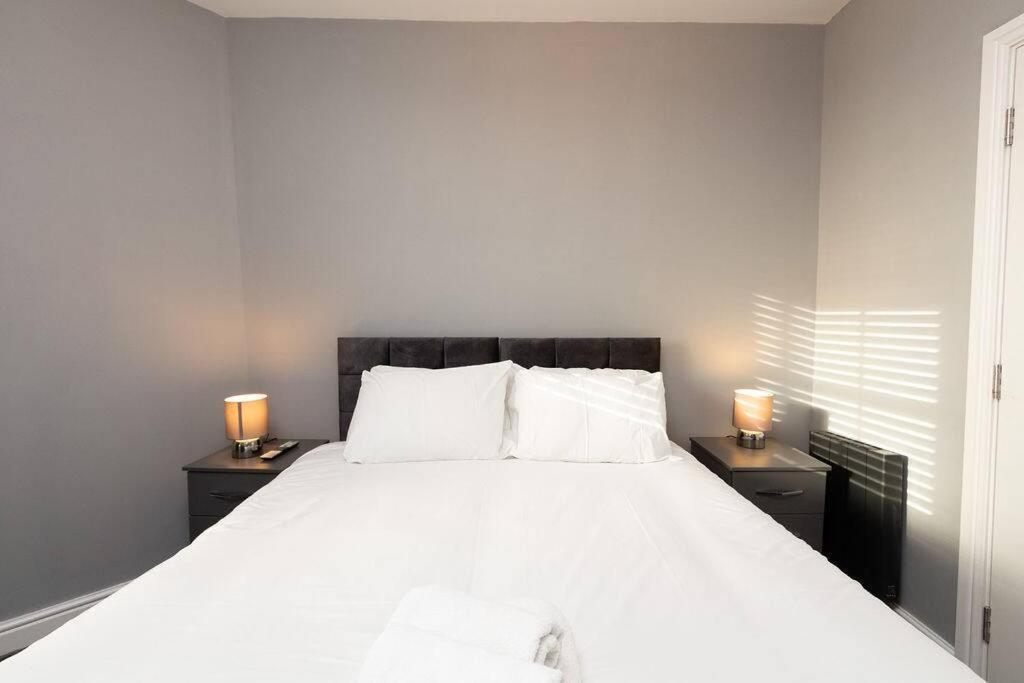 Lavish 2Bed Apartment In The Heart Of 伯肯黑德 外观 照片